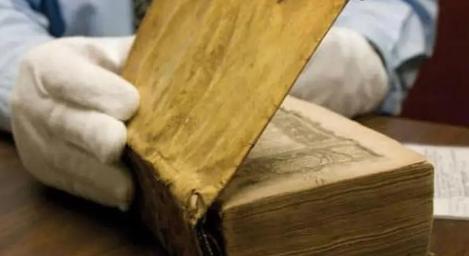 1934年，哈佛大学收藏了一本人皮书，研究者们通过技术认定，确认这本书封面的人皮