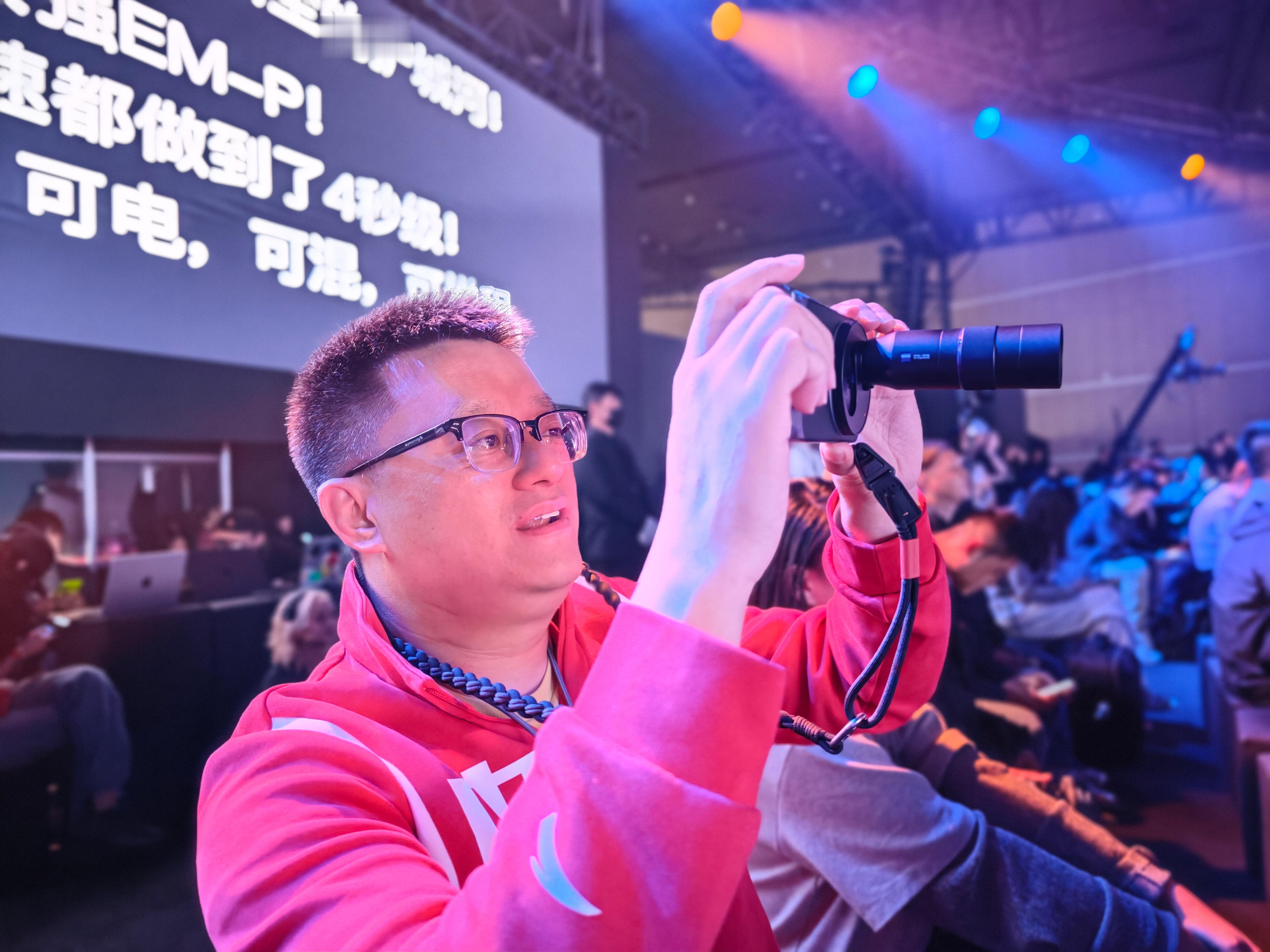 昨天领克900﻿﻿发布会我坐最后一排，后面就是导播大屏幕，我用vivoX20