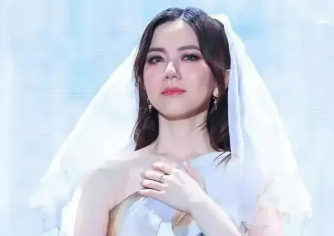 1.刘亦菲这两年虽然进组不算多，但商务一直在线，LV、宝格丽这类高奢合作也比较