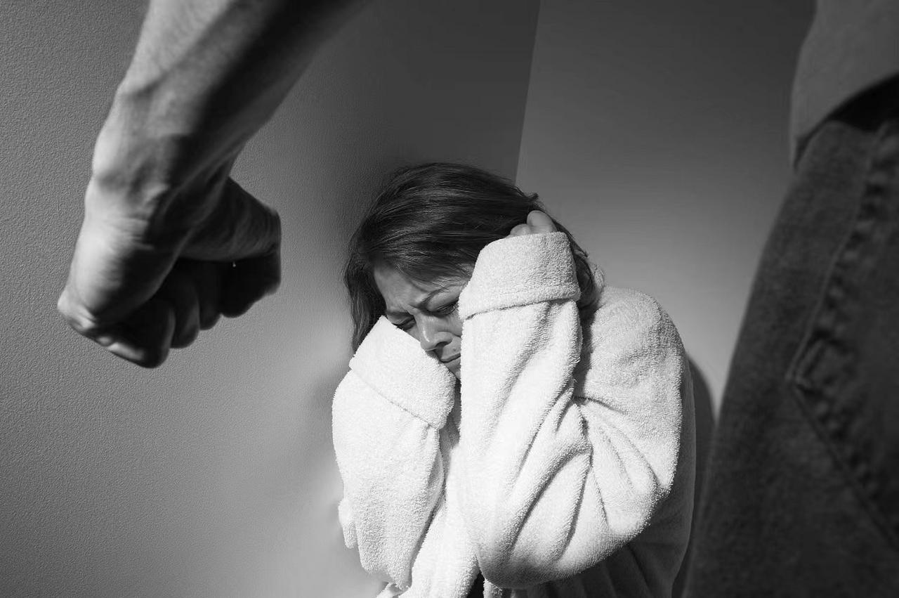 隔壁邻居安慰被出轨回娘家的女儿：“他都厅级了，还每周回家几天，这就够了。男人特别