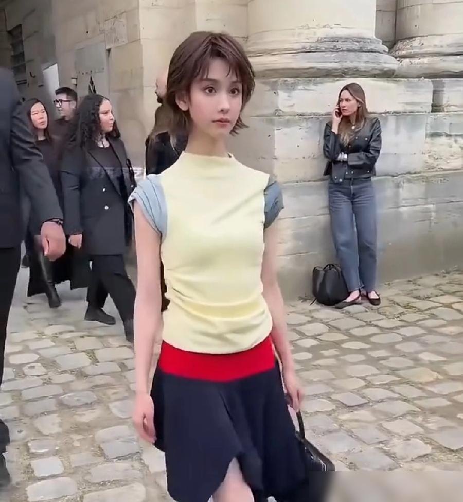 内娱的网红审美，被一顶假发终结了。巴黎时装周，罗意威秀场。陈都灵一头短发出现