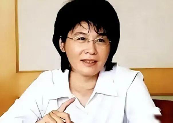 她是乔冠华的千金，在家却受尽委屈，母亲走后父亲再婚，继母处处给她下绊子，就连继母