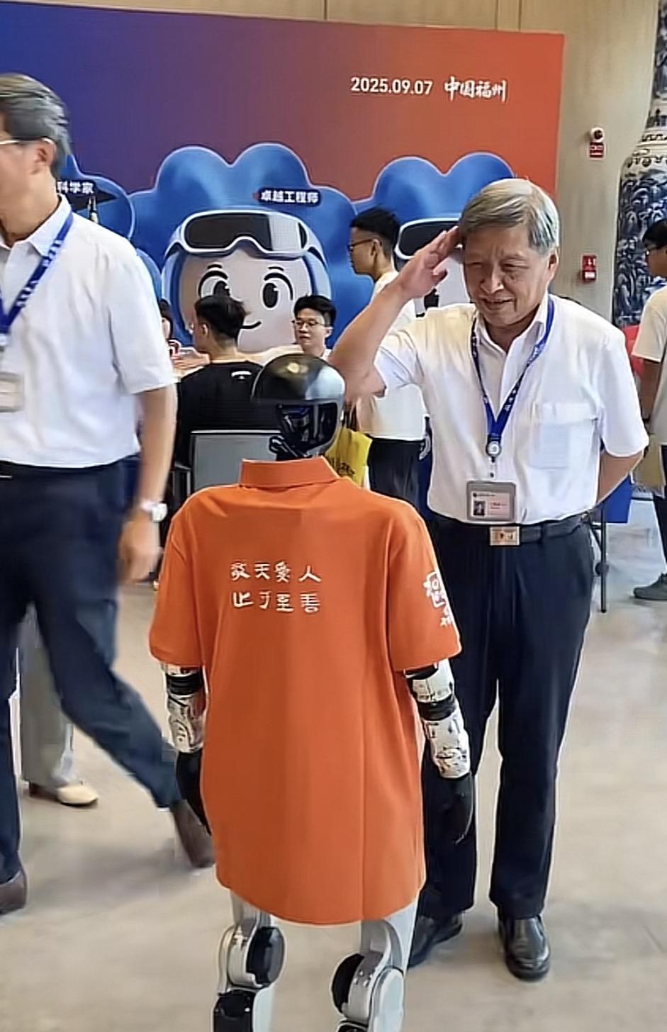 王树国校长太可爱了！9月7日，福耀科技大学喜迎新生报到，校长王树国亲临现场，