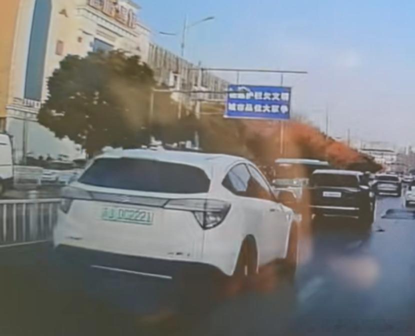 柴暖别瞎按，不然容易“社死”！日前，有车友在上班路上看到了一辆绿牌电动车尾部冒黑