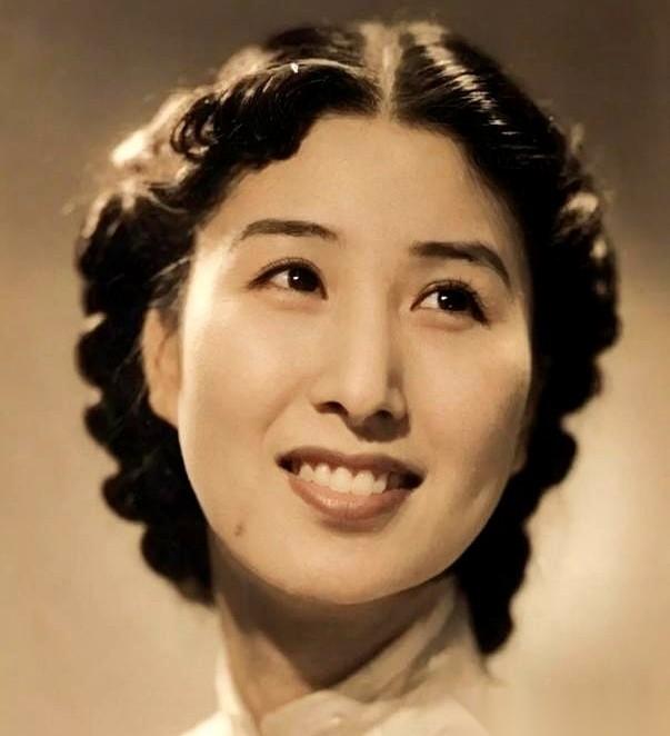 1940年深秋的半夜，上海沪西郊外的一片野树林里。汪伪76号的王牌杀手林之江举着