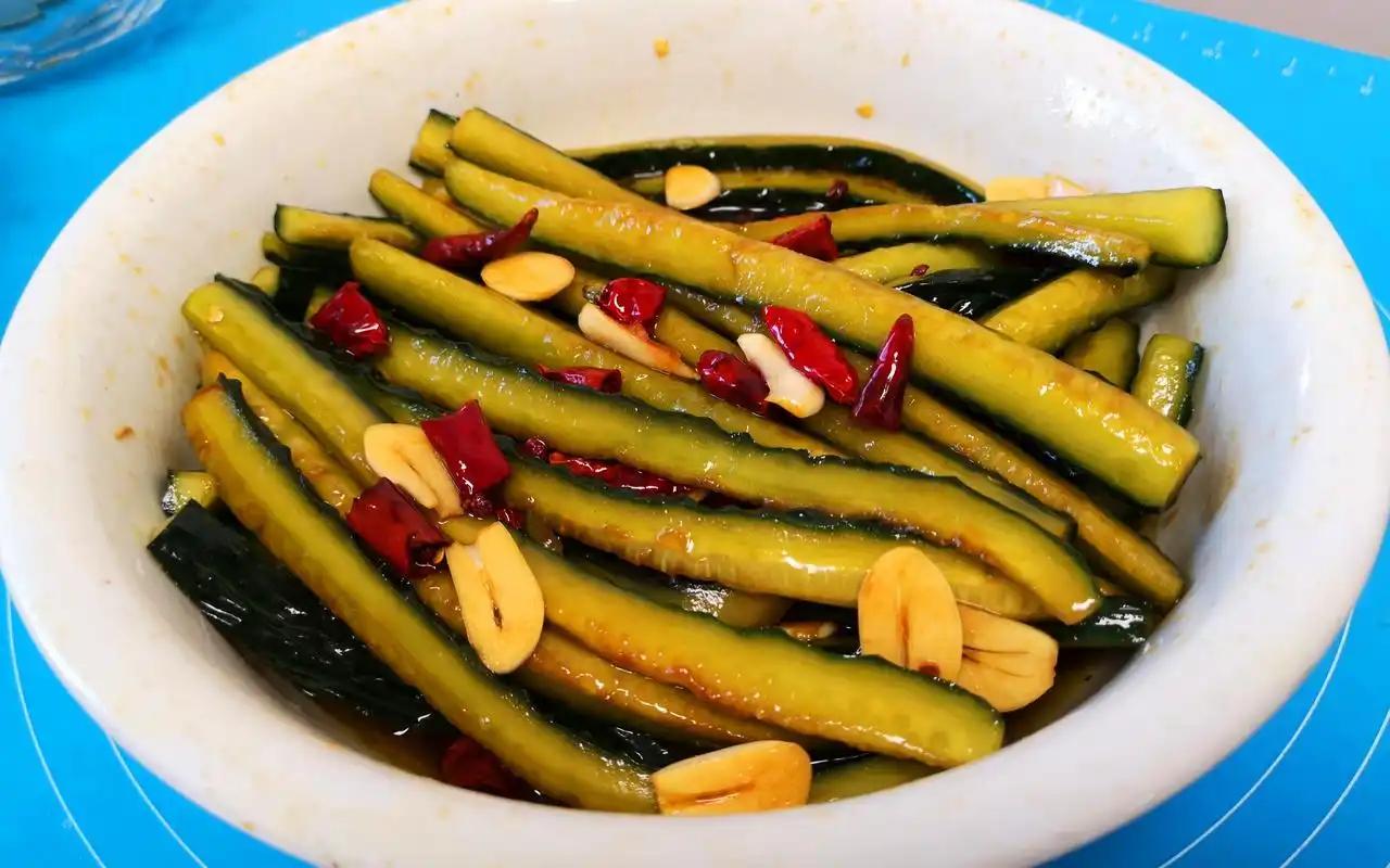 邻居王大叔查出肾病3年，总说“吃点咸的才有劲”，顿顿离不开腌萝卜，上个月突