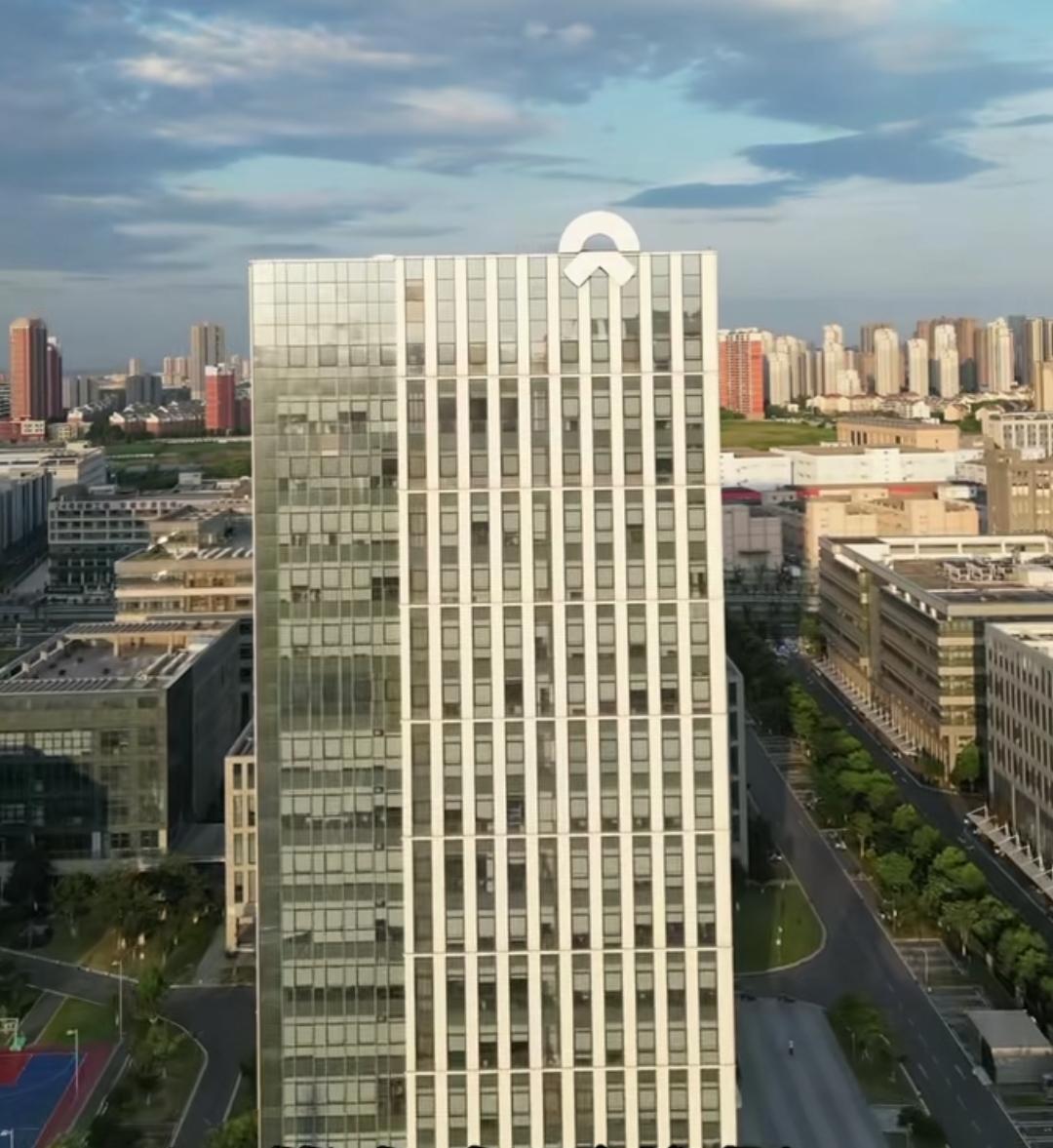 蔚来怎么倒？1、超强的融资能力，十年亏损千亿却不倒，相比老牌车企，造车新势力