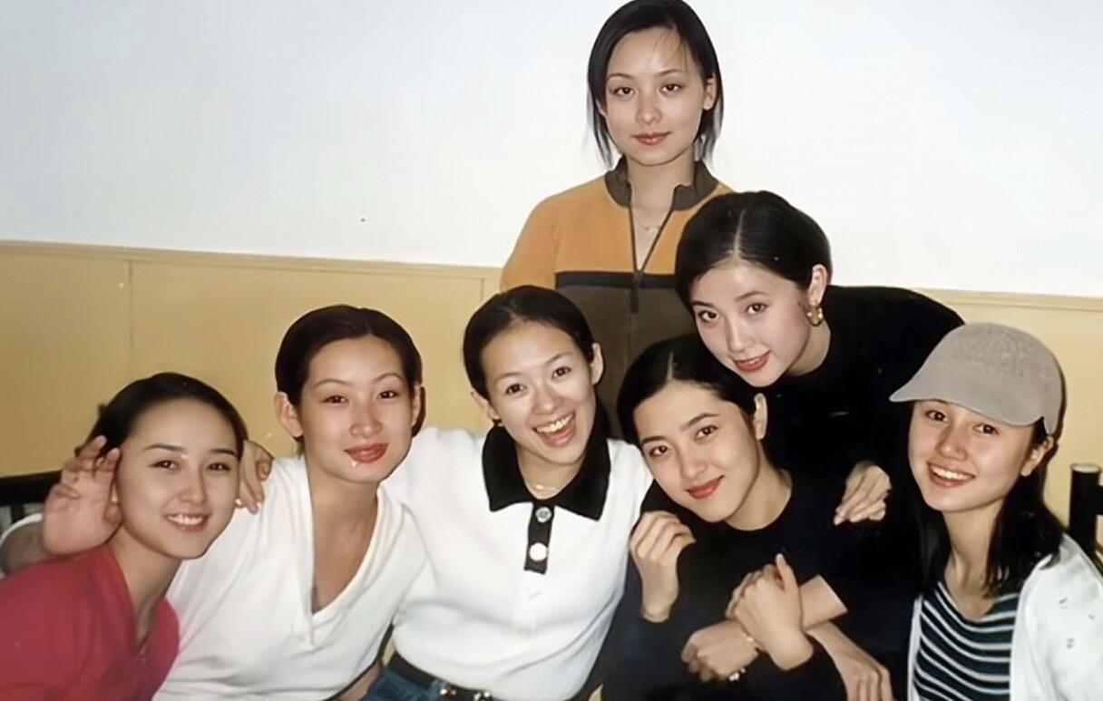 中戏96届的女同学合影的老照片里，坐在C位的章子怡是气质最好的一个，她的颜值比秦