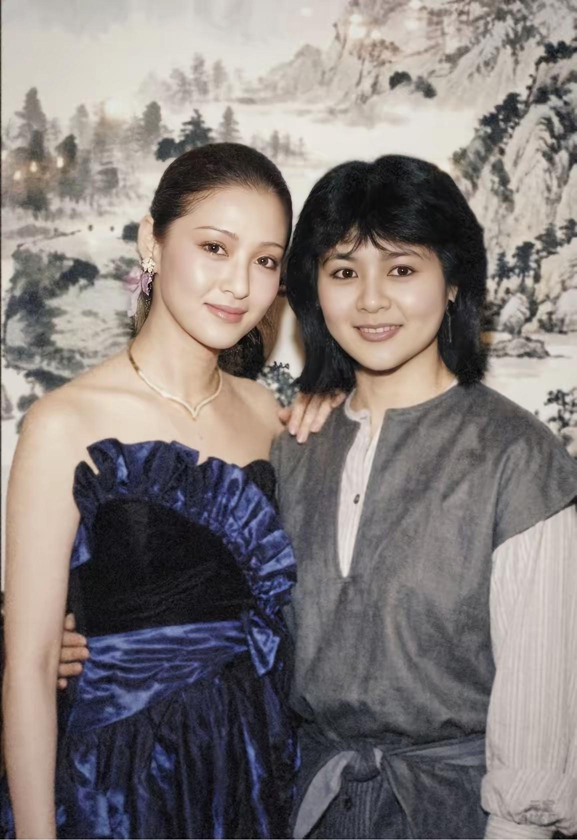 这是一张真贵的老照片，两位纯天然的美女，肤白貌美，国色天香，你能认出她们都是谁吗
