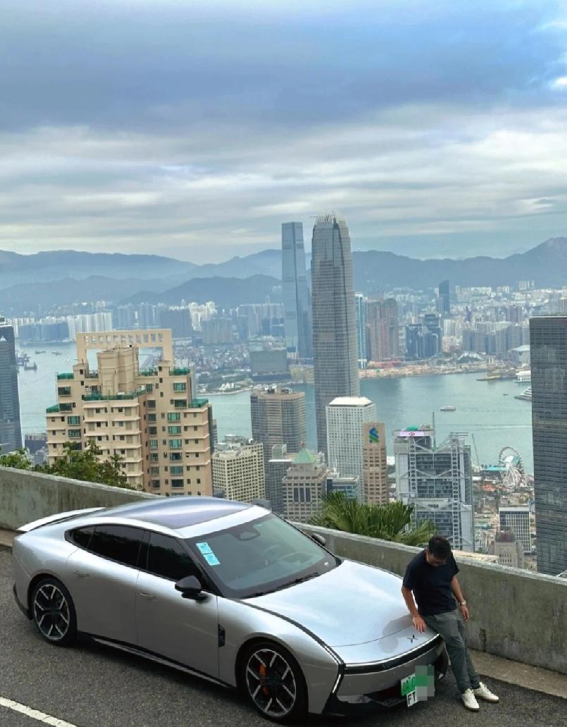 “粤车南下”每日设100个名额进入香港市区，不少粤车两侧车窗“由黑玻璃遮盖”，比