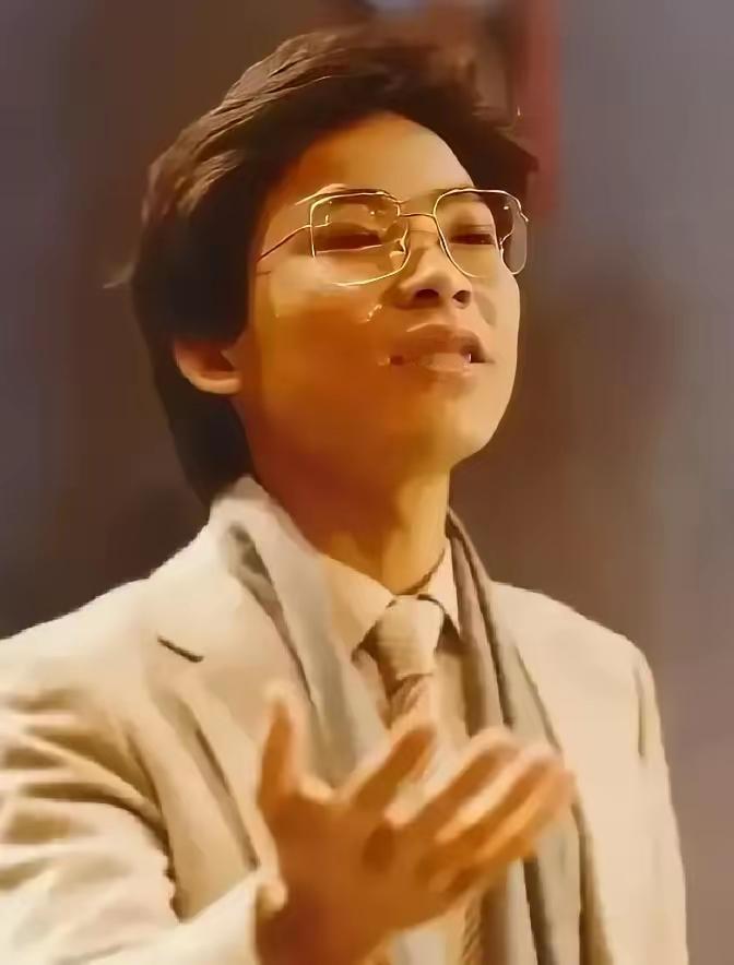 张明敏现在估计心里挺不是滋味的。他怎么也不会想到，1984年春晚唱完《我的中