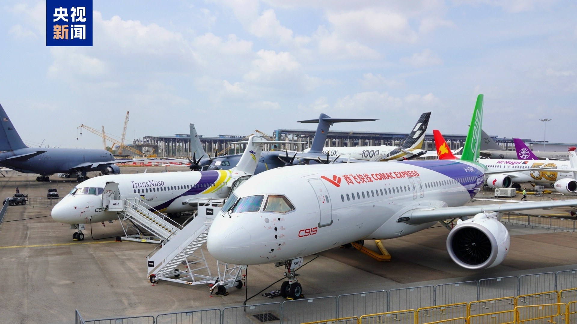 国产大飞机C919、C909震撼登场 新加坡航展首秀