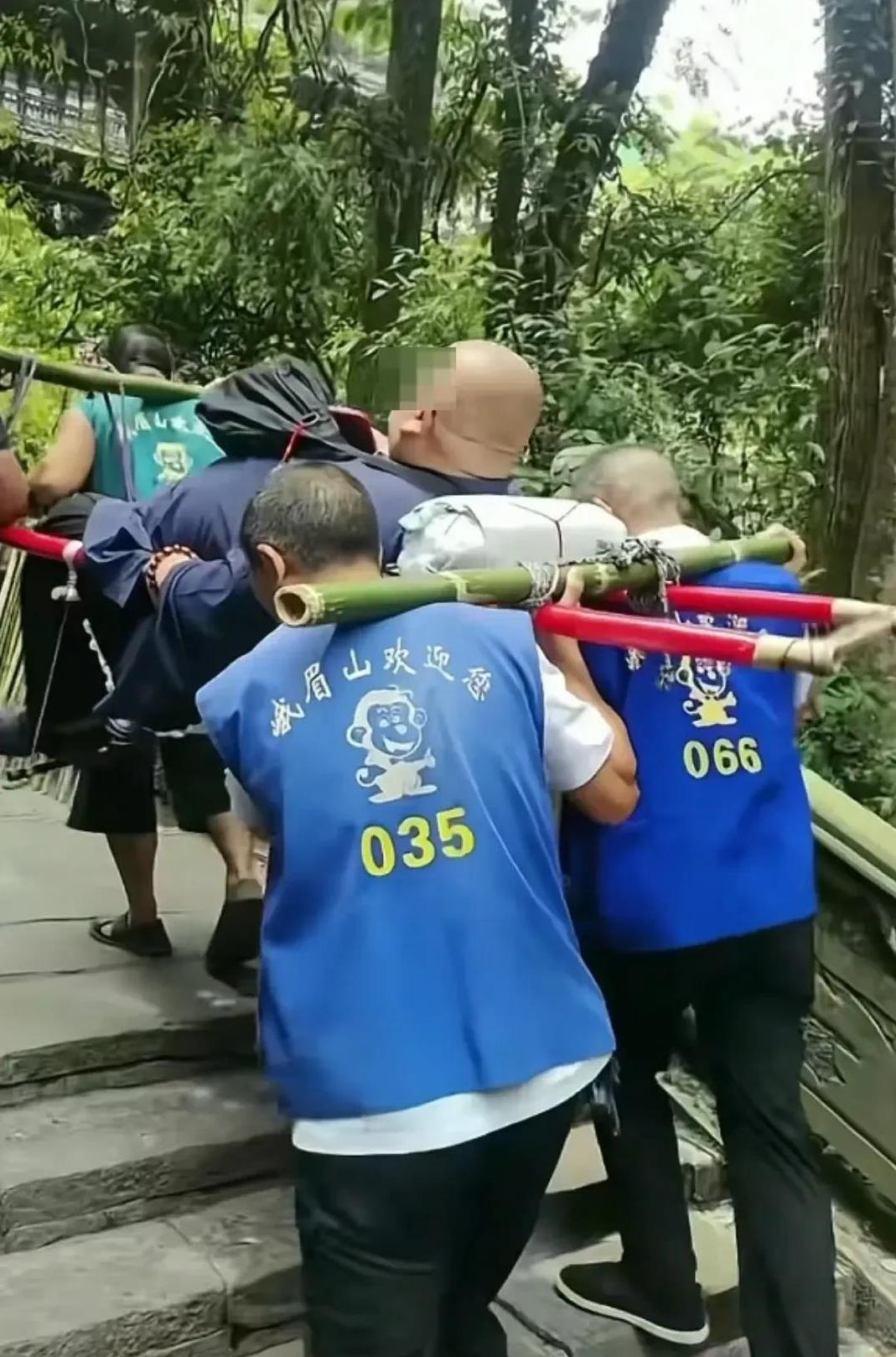 263斤的胖子，雇了九名轿夫抬上峨眉山。近日，有一位超重的男性游客在峨眉山景区