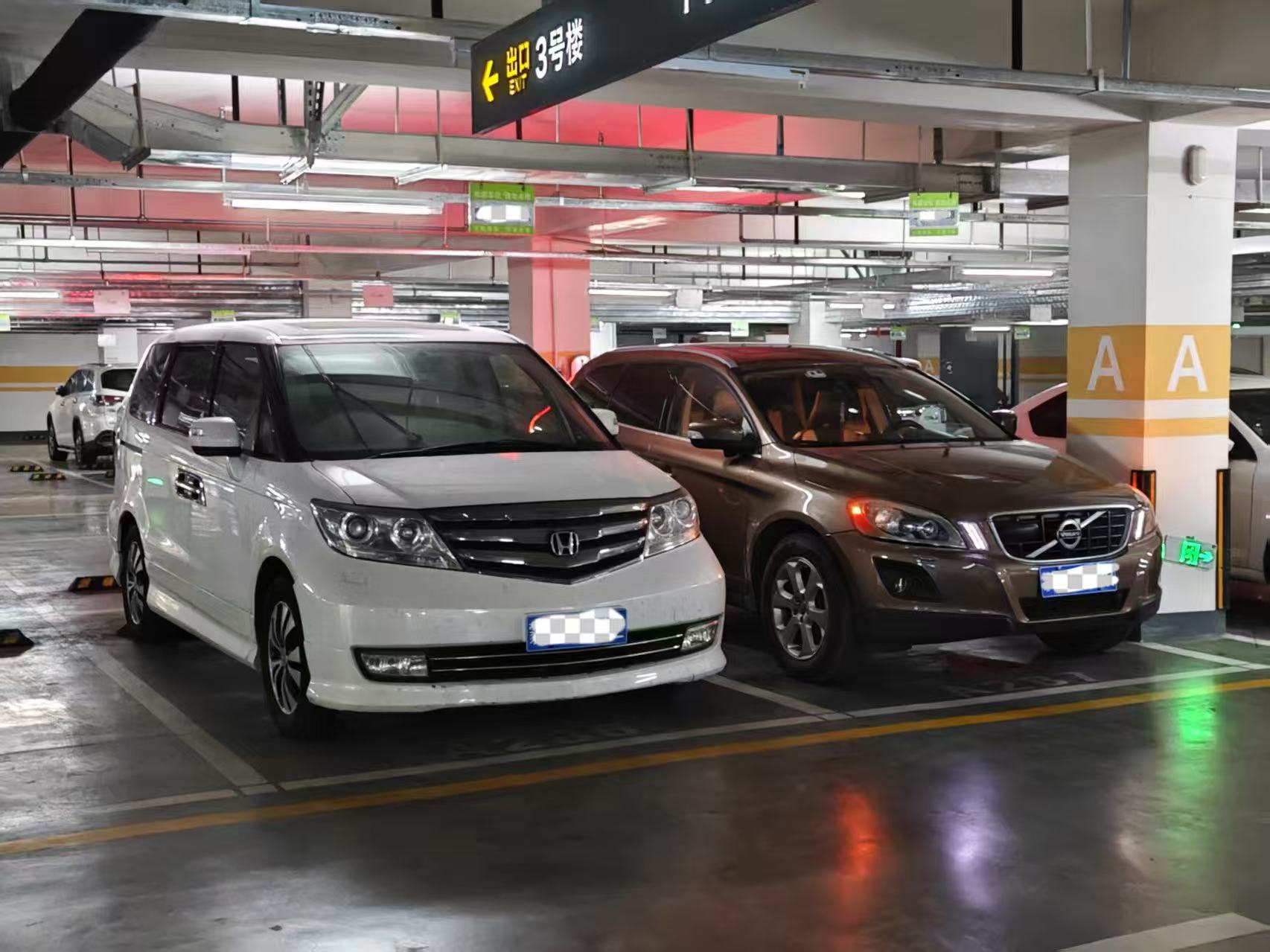 作为一个进口沃尔沃XC60T63.0t加价版车主（图2右一），看到左边的价格