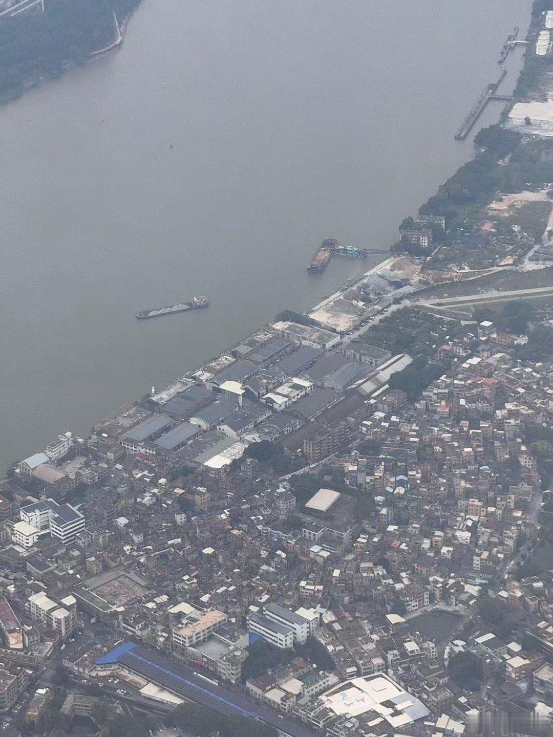 报告老板，我在飞机上帮你看了，没有同事溜到天台摸鱼