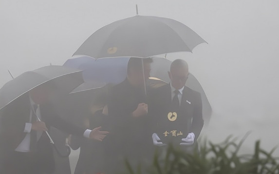 3月15日台北暴雨倾盆，大S骨灰塔葬仪式寒酸收场，无墓碑、无悼词，仅家人撑黑伞在