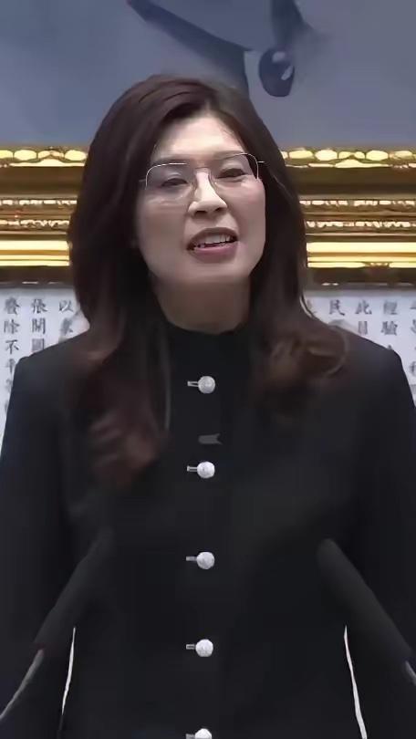 郑丽文马上要去美国了！但这次，她干了件极其漂亮的事。4月15日，郑丽文去美国