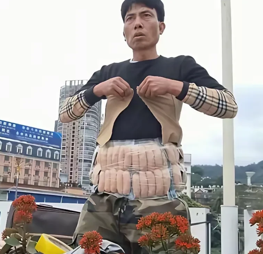 越南民众也不易！为了从中国多带货，只能把烤肠绑在身上，试图幸运过关。如果被越