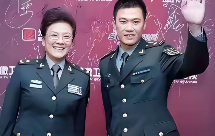 老戏骨宋春丽与侄子宋楚炎的温馨留影，画面温情满满，姑侄情深藏不住。宋春丽一生无子