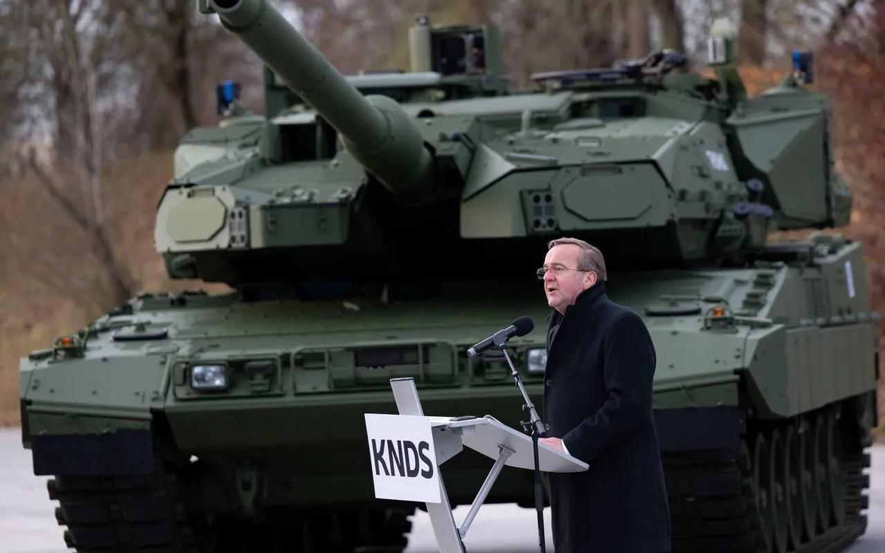 德国KNDS公司昨天进行了最新的豹2A8主战坦克下线仪式，同时公开了挪威版豹2A