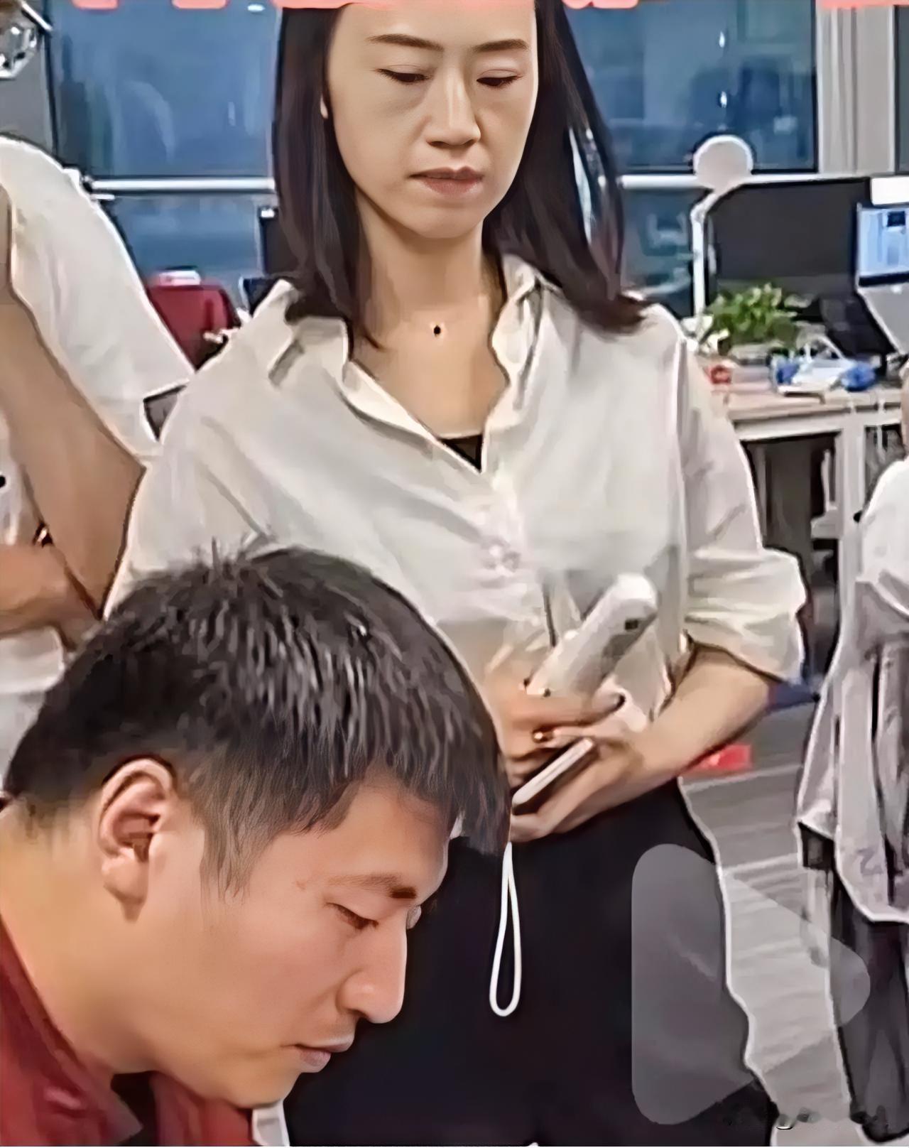 相由心生这句话果然不假。站在张雪峰身旁，网传是他后来相伴的付女士，不少网友
