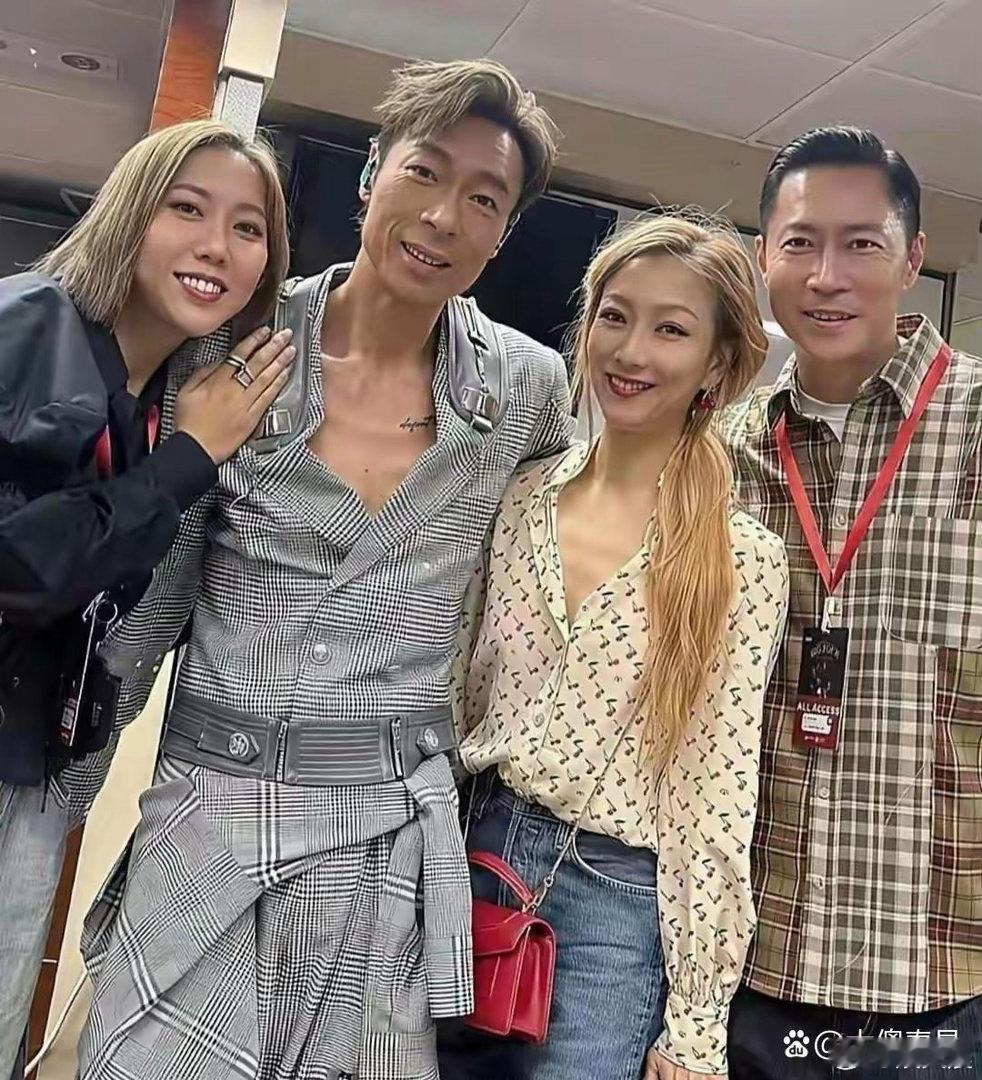 郑秀文完美逆袭颜值，年过依旧魅力十足，气质明艳，风采撩人。