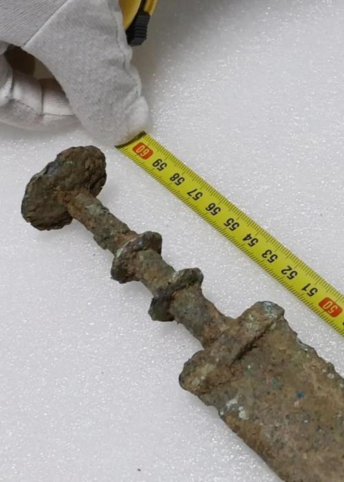 【六安老乡挖到“传家宝”，反手就捐了！网友：这格局大了】最近六安一位老乡厉害