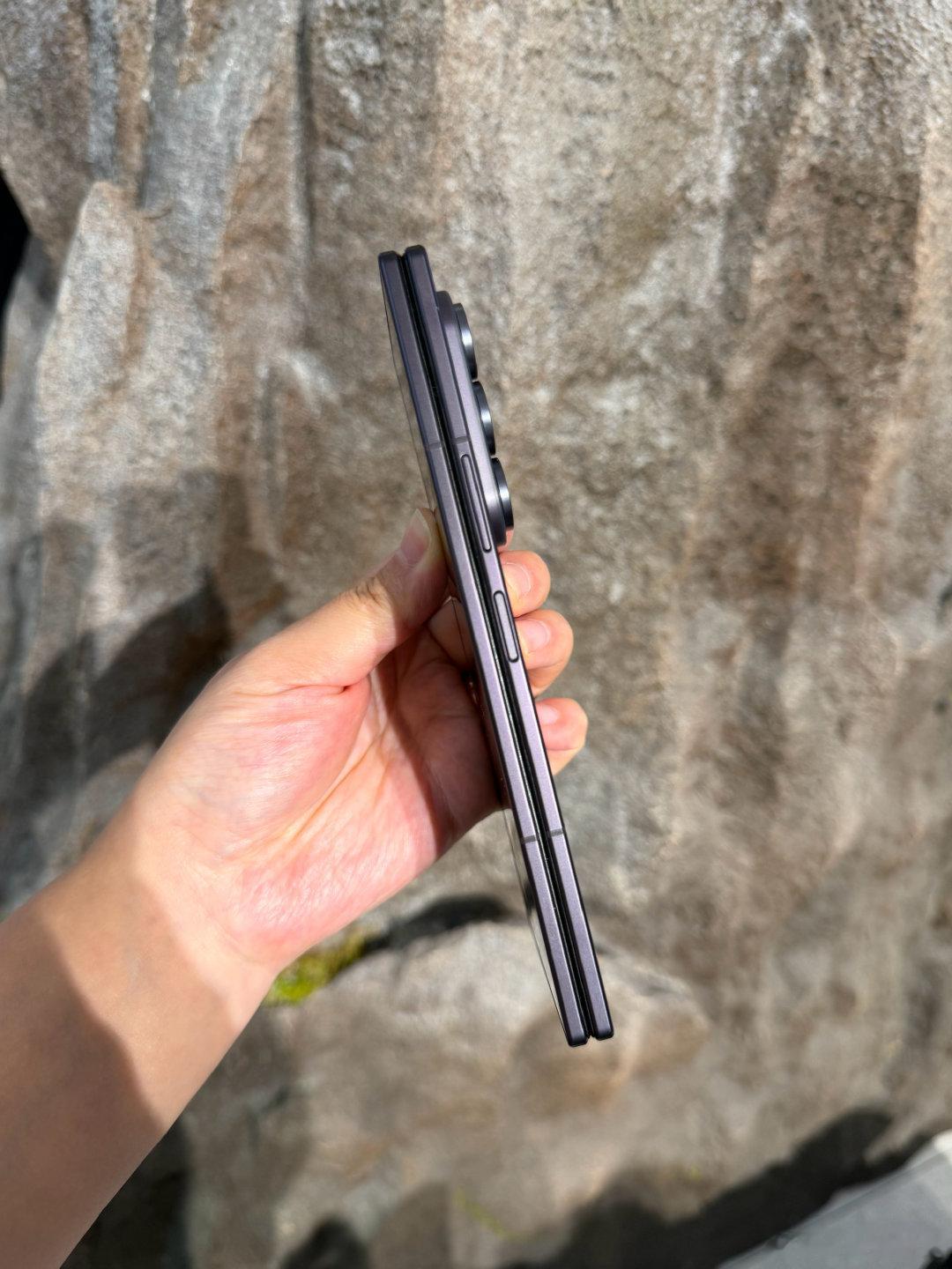用了一阵子三星Fold8Ultra，最喜欢的就是它侧面的薄度，从包里拿出来的时候很有质感#三星ZFo
