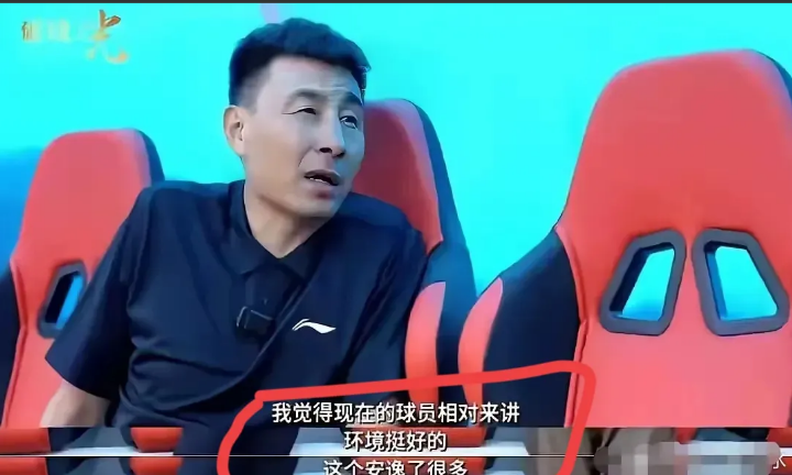 终于知道国足为何越来越差劲，原因实在是让人无语。李玮峰说，国内球员宁愿在家里