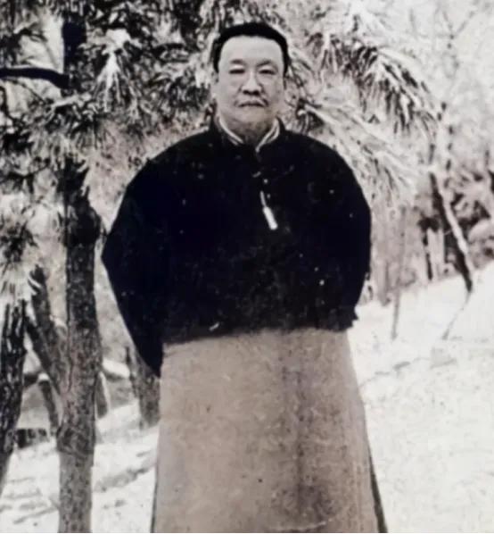 1879年浙江巡抚谭钟麟午睡之后，路过通房丫头卧室时与之发生关系，而就是这一次丫