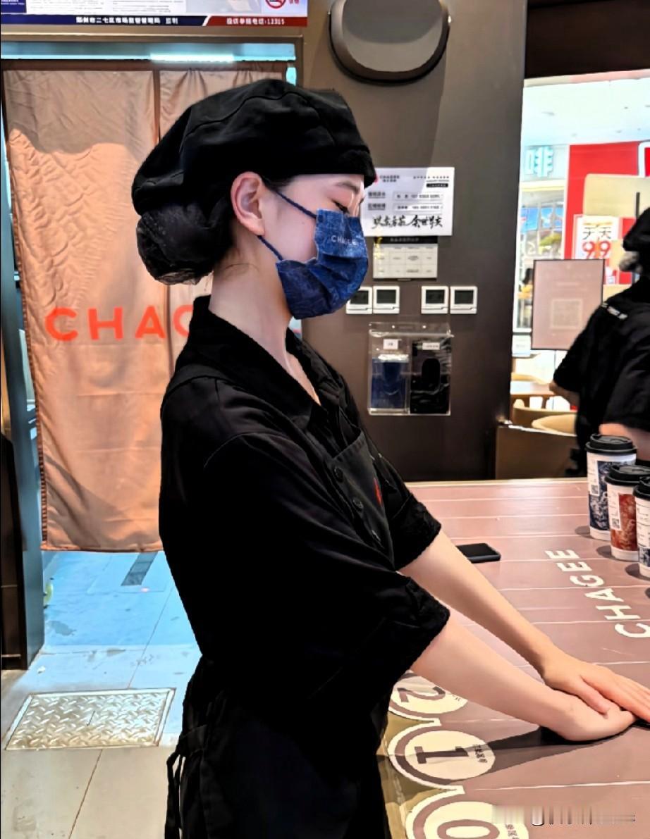 霸王茶姬那个女店员，这回算是摊上大事了，估计肠子都悔青了！本来就是想跟风拍