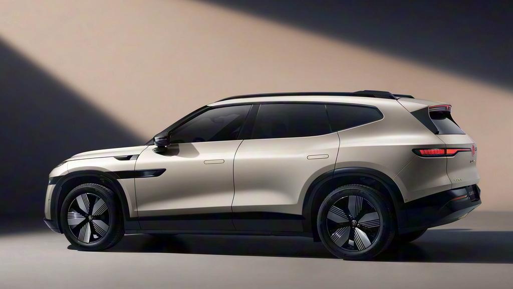 【与众08部分参数曝光，轴距超3米，纯电续航超700公里！】日前，在最新一期《减