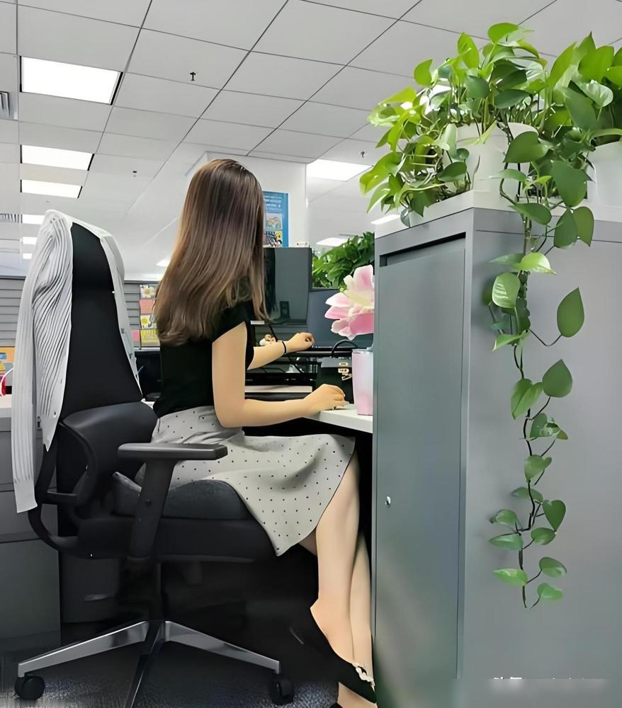公司里有个女同事，被架空了，领导不给她派活，她每天来上班就是坐着，没人理她，撑了