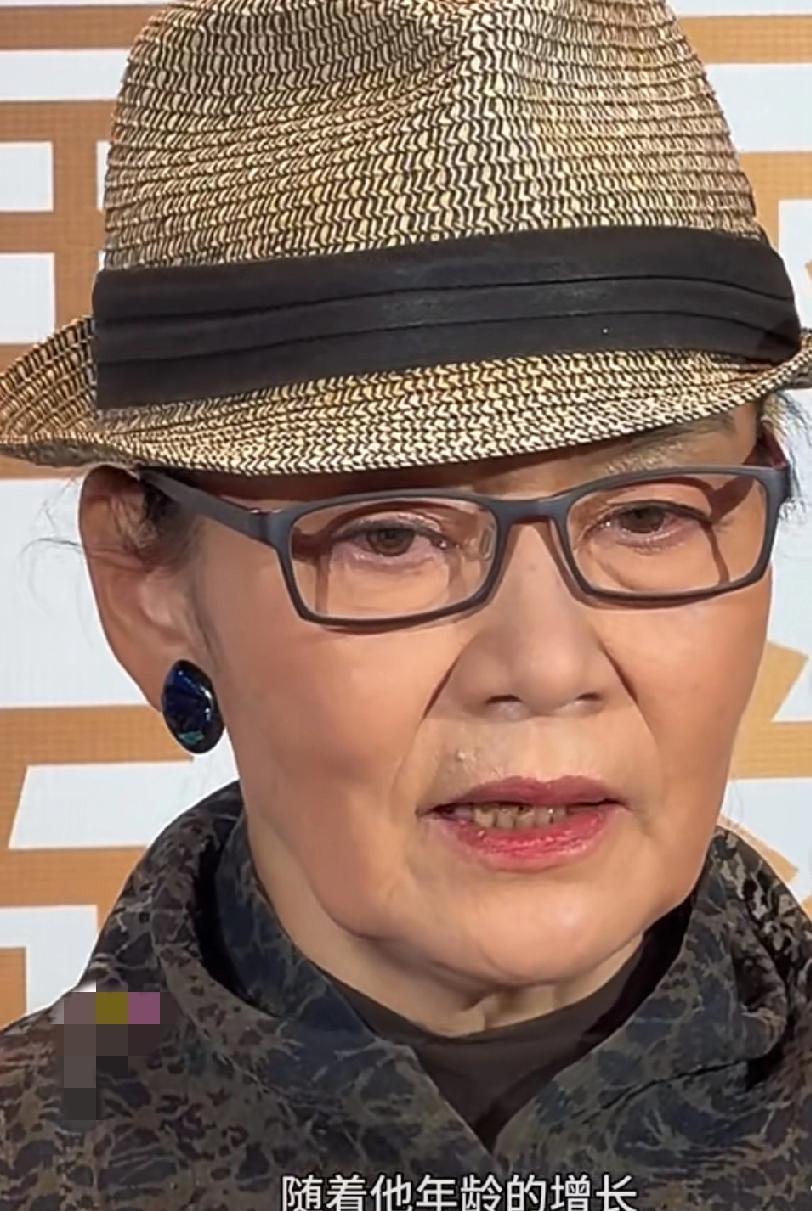 71岁比17岁更耀眼。她穿过金鸡奖红毯时，深蓝丝绒旗袍裹着笔直的脊背，珍珠在锁