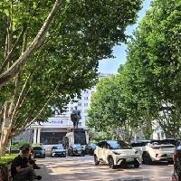 按医生安排，今天下午我会做肠息肉切除手术。昨天晚上，开始喝泻药。住院的这家医