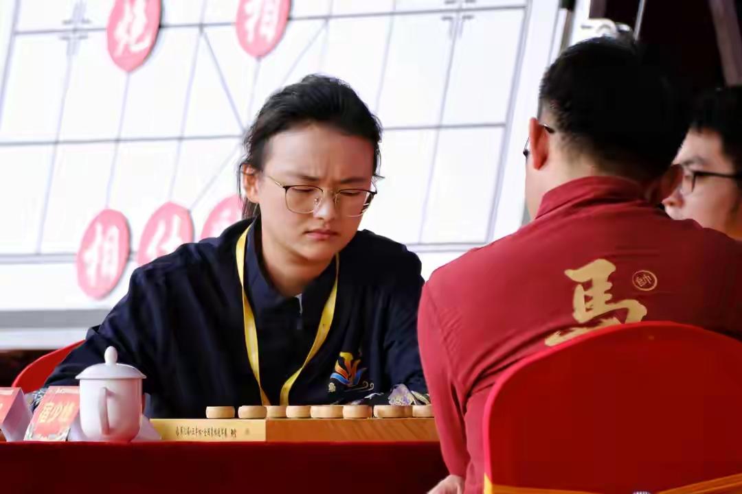 五羊杯全国象棋个人赛，女子组“十冠王”唐丹在公开组比赛中，和参赛的男子大师同场竞