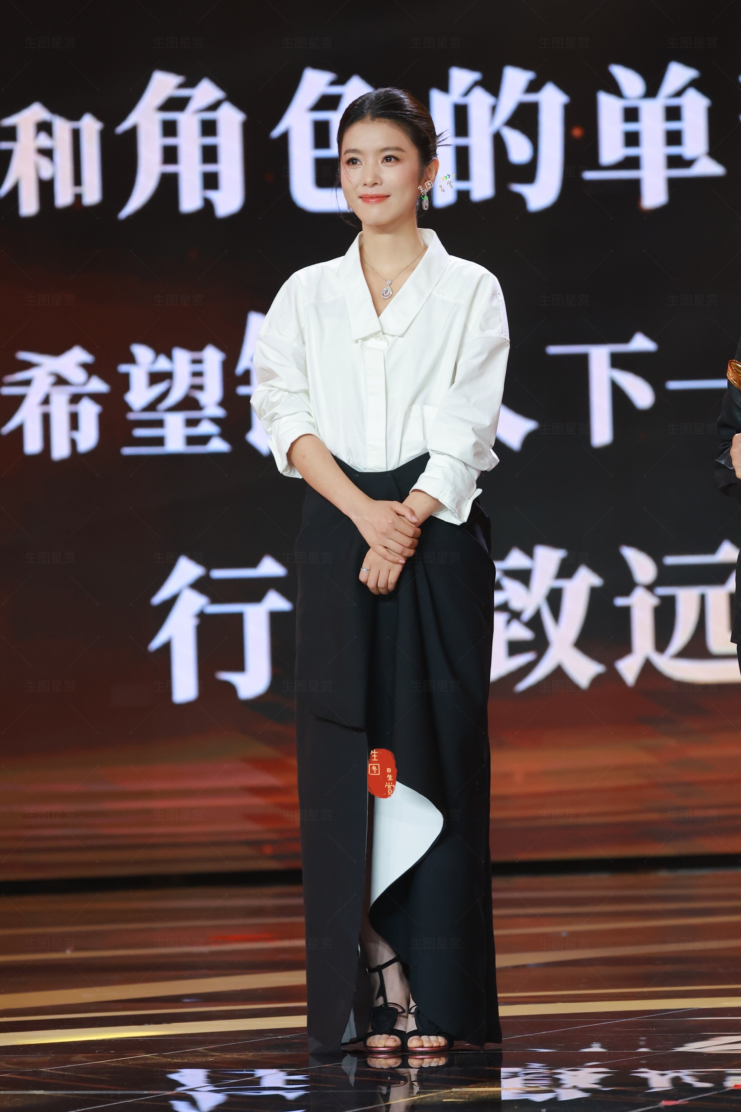 黑白搭配的李云霄，气质绝美电影频道传媒关注单元颁奖礼出图李云霄最受传媒关注女配角