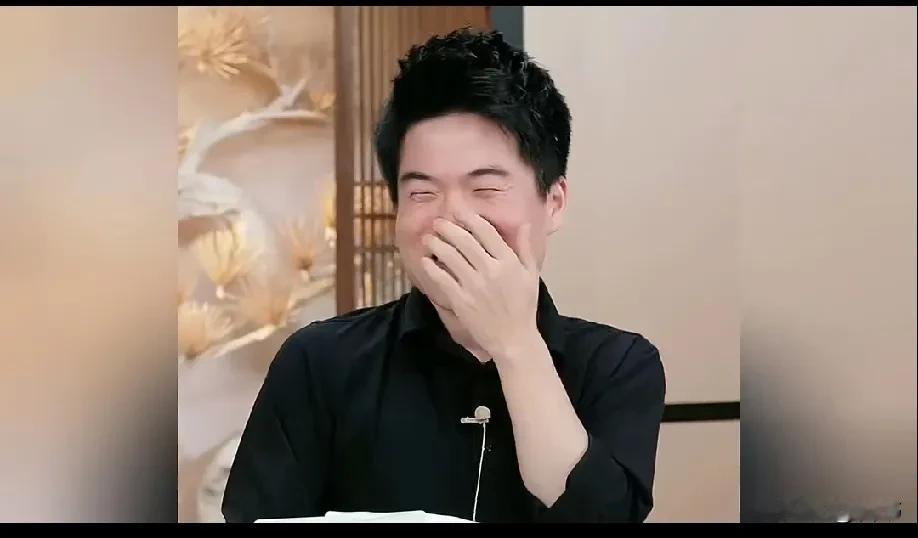 董宇辉昨晚直播，谁这么调皮，说董宇辉眼睛小，要他割双眼皮，害得他哼哼唧唧的毛病