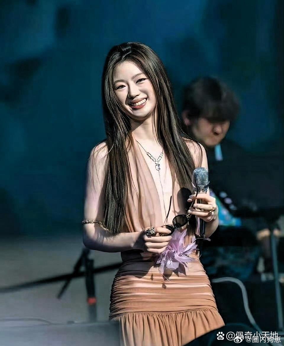 单依纯的唇形也太优越了吧，饱满精致又有辨识度，不做唇模真的可惜了！