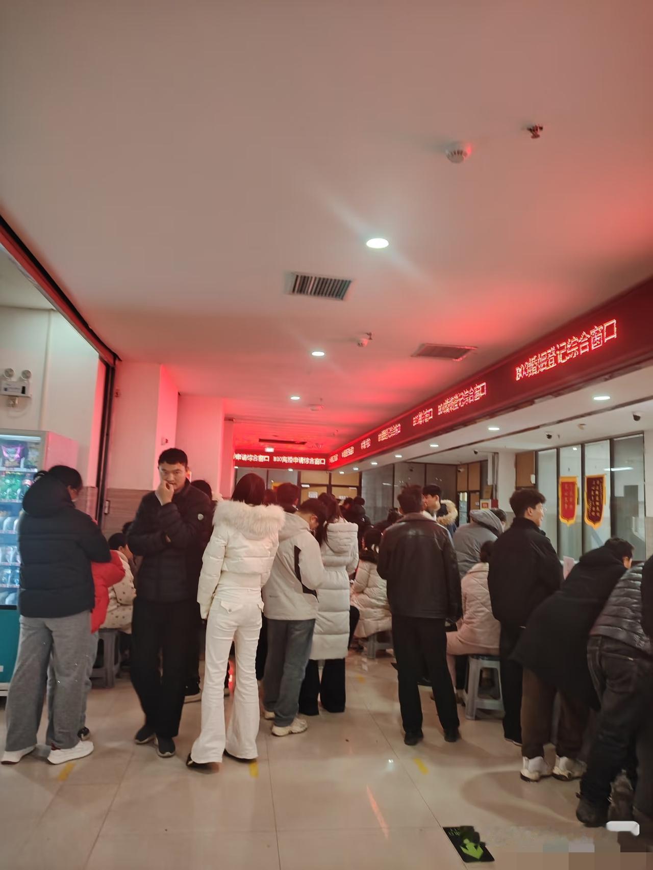 正月初八。离婚的比结婚的还多。婚姻幸福不幸福，围城中的夫妻俩知道！除夕夜吵