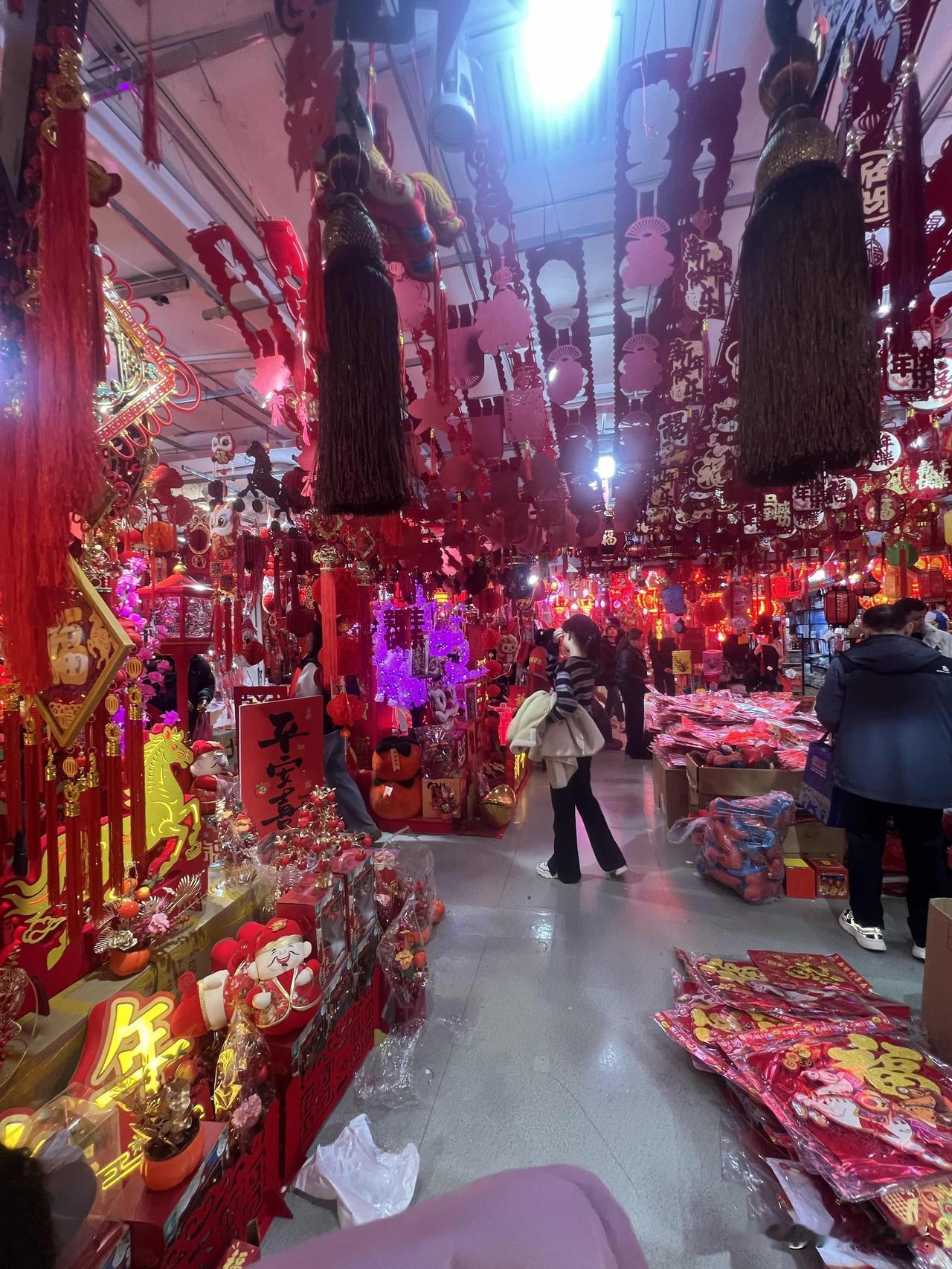 今年西安街上的年味相比往年淡了许多，没有一丝的节日气氛甚至灯笼🏮也不挂