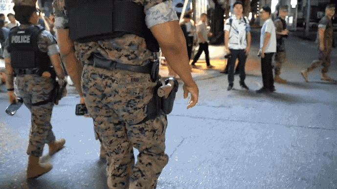 日本半殖民地经典标志：美国军队宪兵在大街巡逻，民众还得感激！这是11月1日美国军