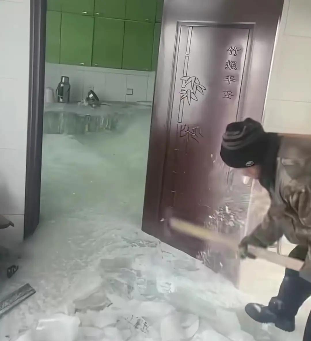 东北住户忘关水龙头，家里冻出“冰山”奇观，这画面太酸爽了东北的冷，真的超出
