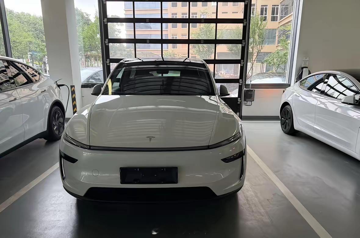 特斯拉modelY是真的值得入手！5年免息再加上8000的选装车漆，还有置换国