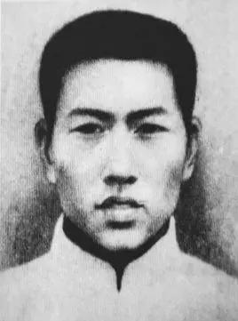 何昆，原名何德晟，字克信。1898年9月25日生于湖南省永兴县金龟乡牛头下村。1