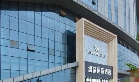 浙江绍兴，一男子去见异地恋女友，两人晚上花了289元住进一家城景大床房，退房后，