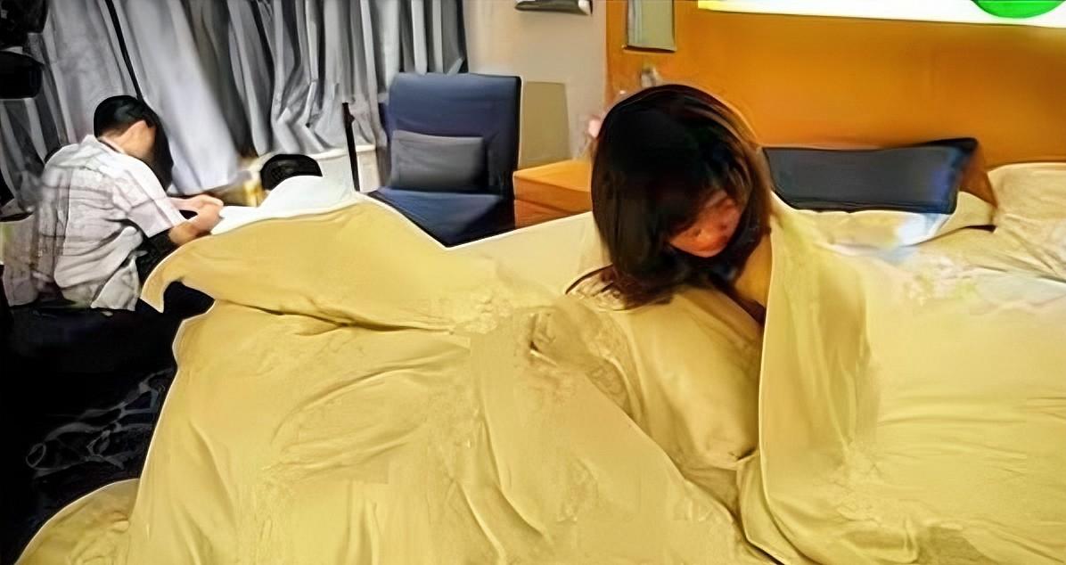 辽宁葫芦岛，男子在宾馆与“第三者”开房时，被妻子逮个正着，而后在现场与妻子签了一
