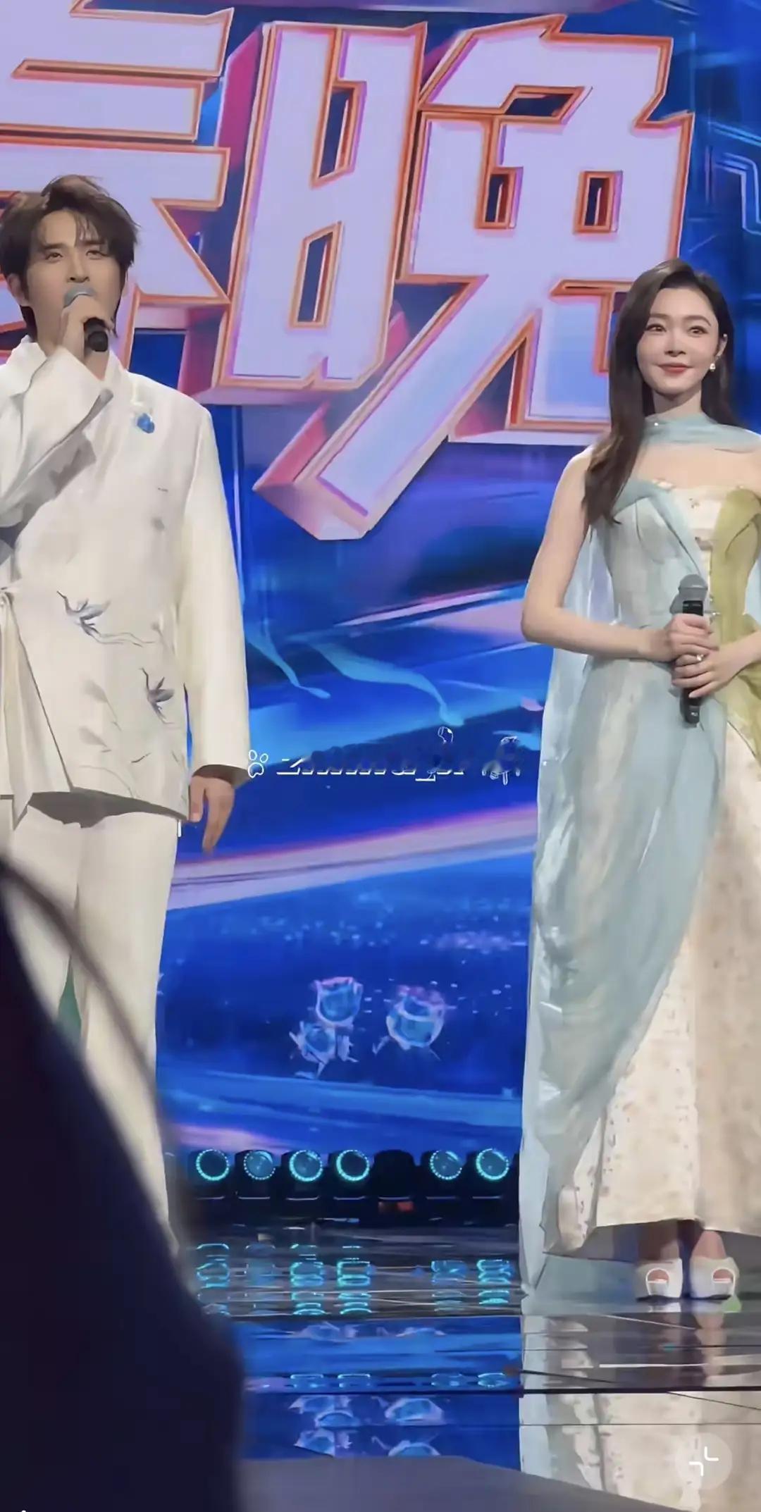 宋轶网晚彩排花絮里，一袭浅色长裙衬得她气质温婉，笑容明媚。这份美来得轻轻松松，却