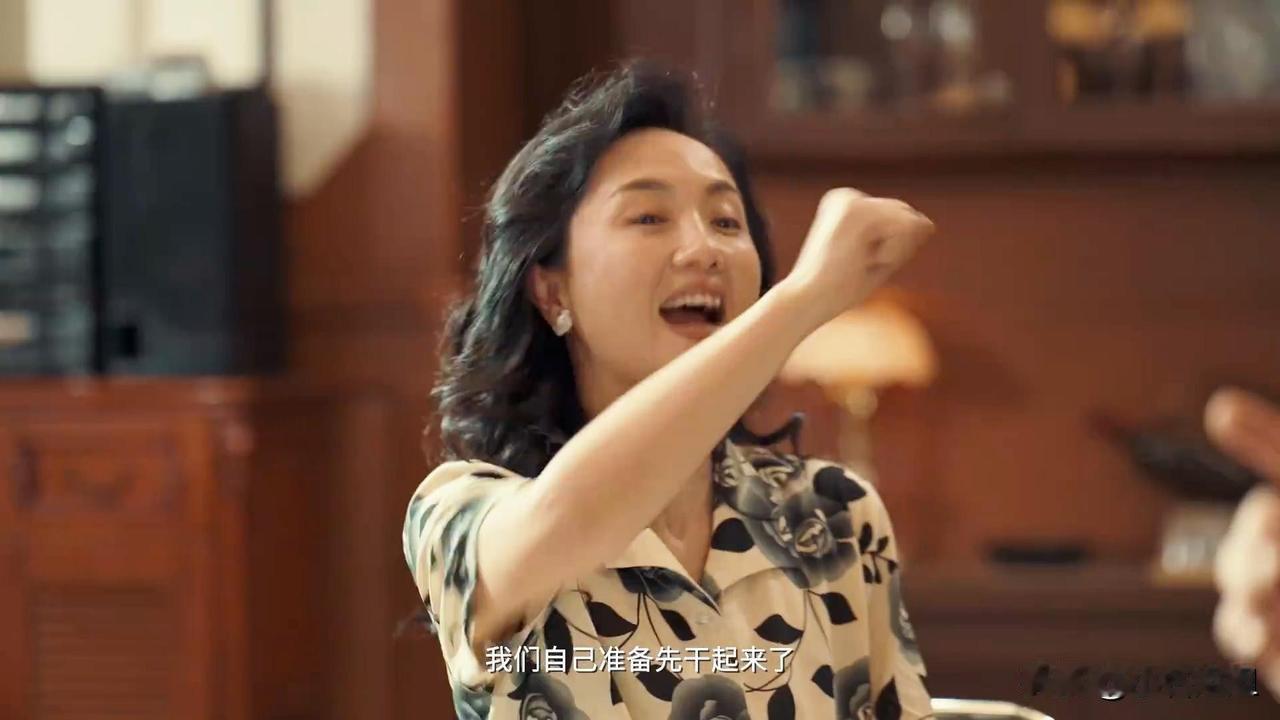 最让人泪目的，不是《小城大事》收视破2，也不是赵丽颖剪发素颜拼转型，