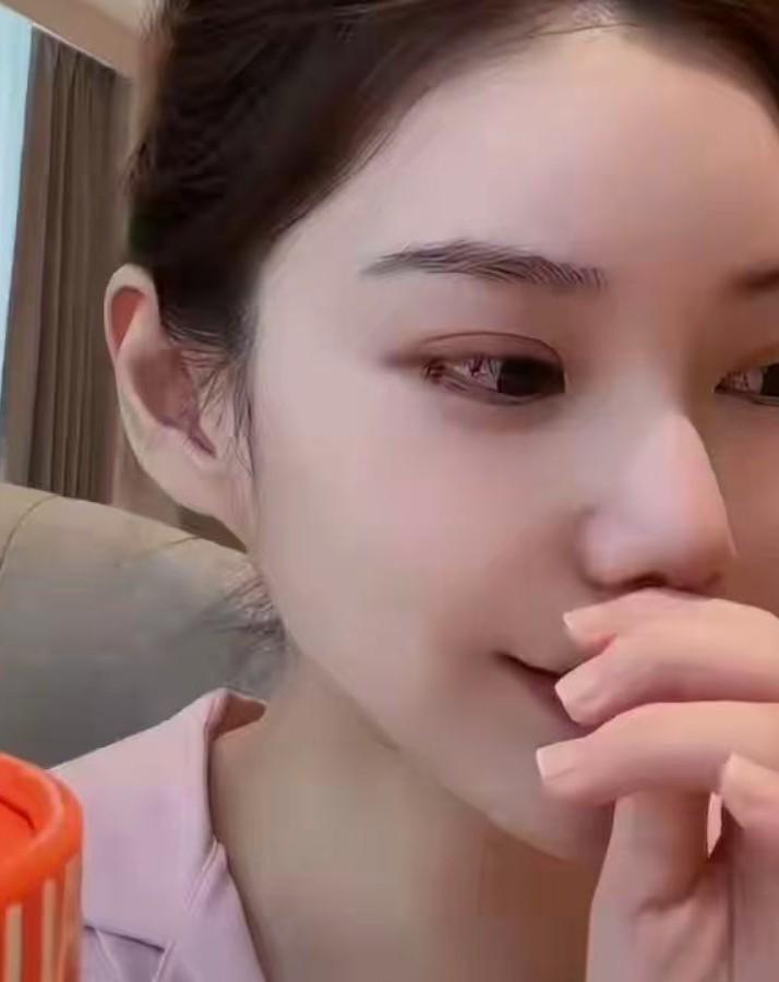 人家马筱梅妈妈在家照顾，不需要这么多人，不雇佣也说得过去。 一个保姆，该清楚